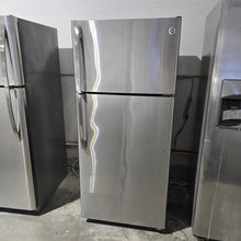 Cargar imagen en el visor de la galería, GE Stainless Steel Refrigerator