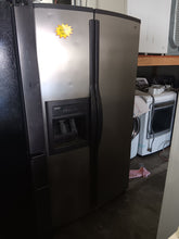 Cargar imagen en el visor de la galería, Refrigerador Kenmore de acero inoxidable de dos puertas
