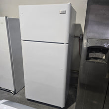 Cargar imagen en el visor de la galería, 18cuft FRIGIDAIRE Refrigerator White
