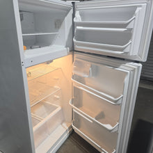 Cargar imagen en el visor de la galería, 18cuft FRIGIDAIRE Refrigerator White
