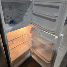 Cargar imagen en el visor de la galería, Amana by Whirlpool Garage Apartment Size Refrigerator
